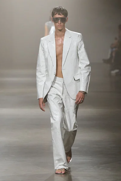 Look 16